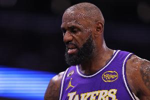 詹姆斯：我们无法稳定地命中外线投篮 他们把球传出去就能投进